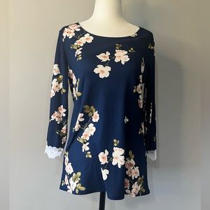 Woman’s Colorful Tunic w/ Delicate Lace Around Sleeves!!